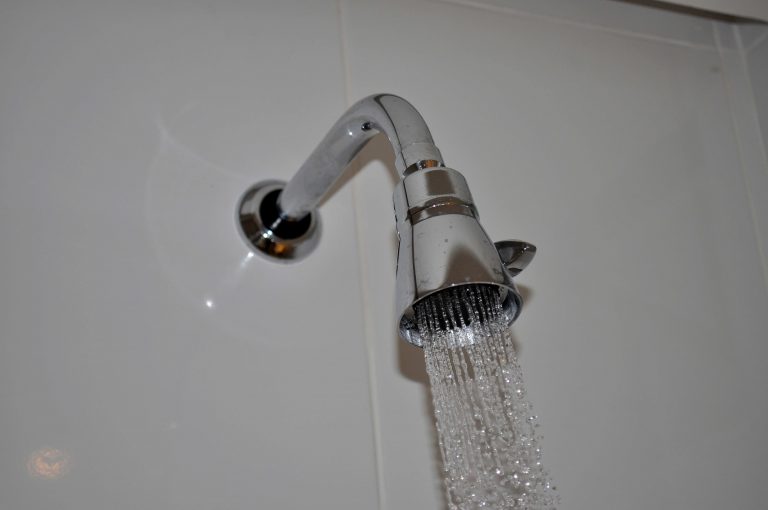 Come sostituire il supporto doccia del bagno