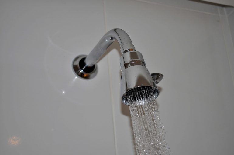 Come sostituire il supporto doccia del bagno