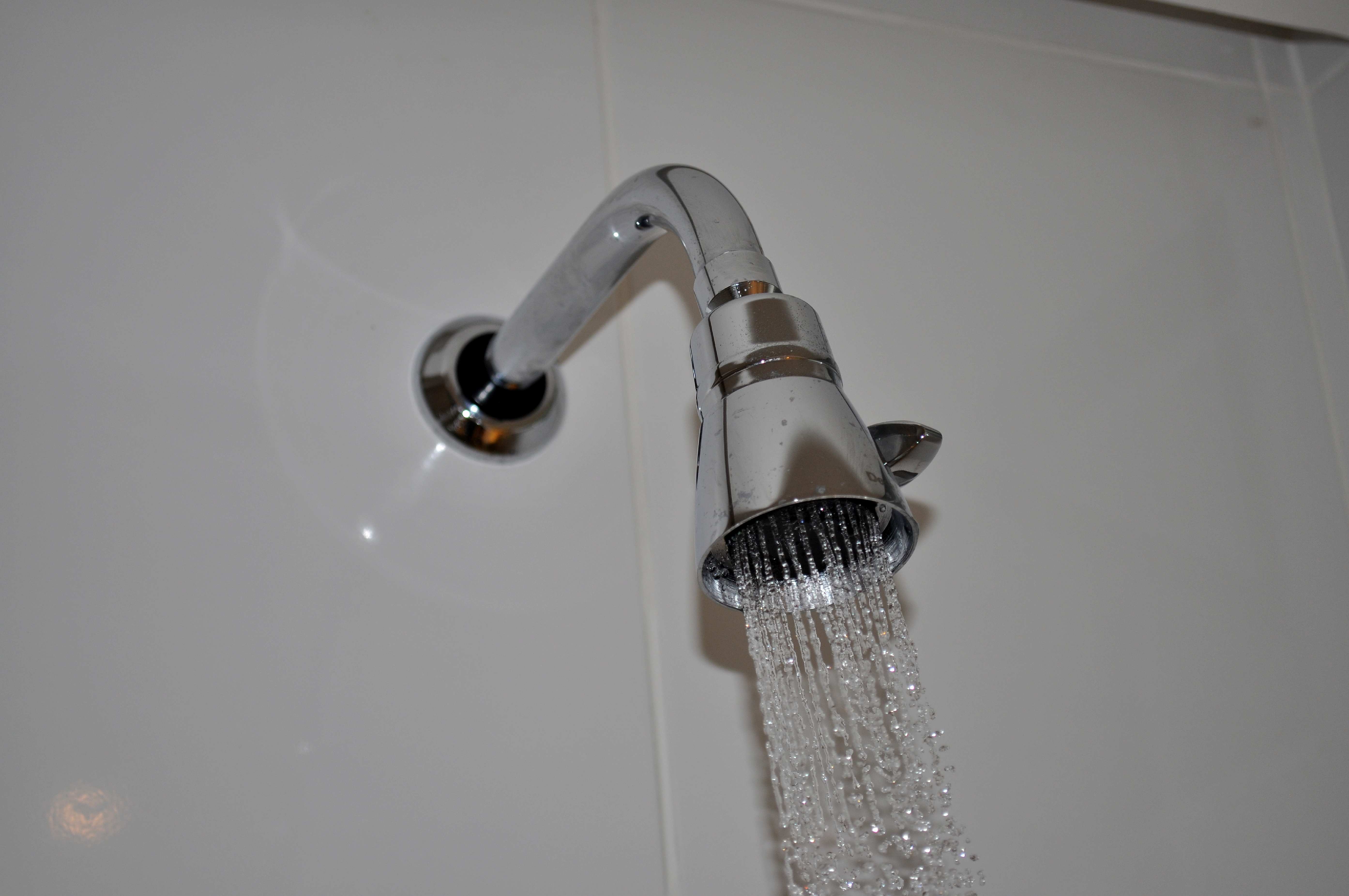 Come sostituire il supporto doccia del bagno