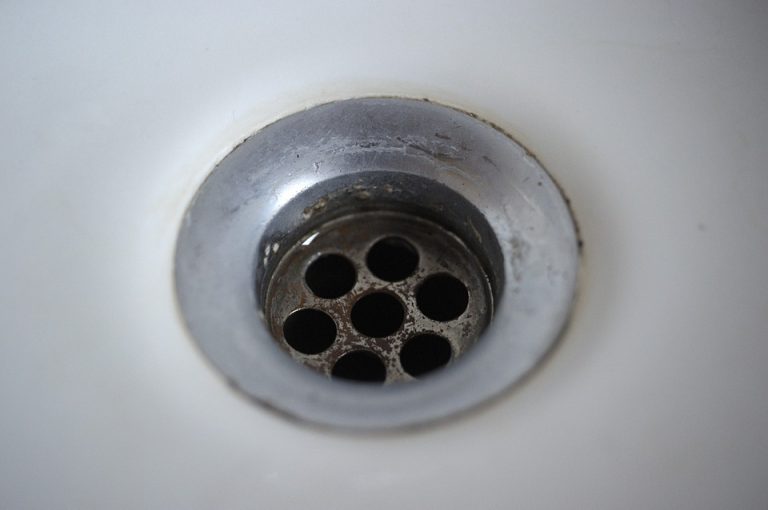 Come pulire la piletta di scarico del lavandino del bagno