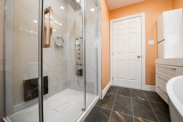 Doccia nel bagno moderno: tre idee creative