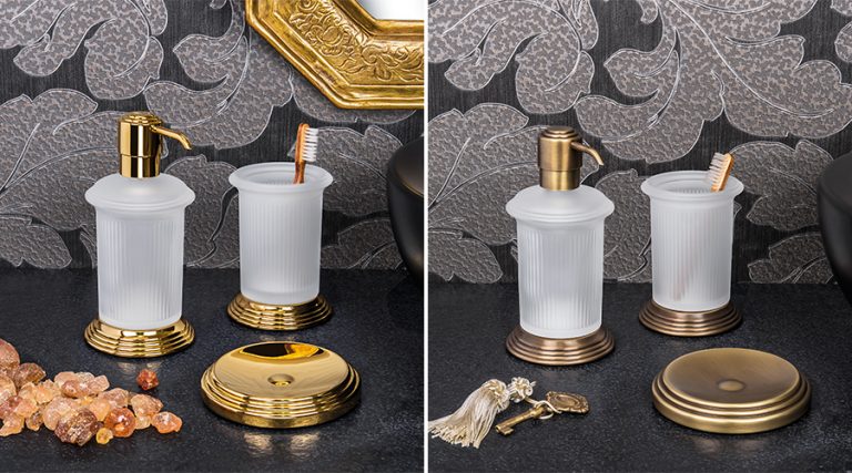 Hermitage, Colombo. Finiture disponibili: cromo, HPS gold (oro), ottone antico, complemento in vetro acidato naturale.